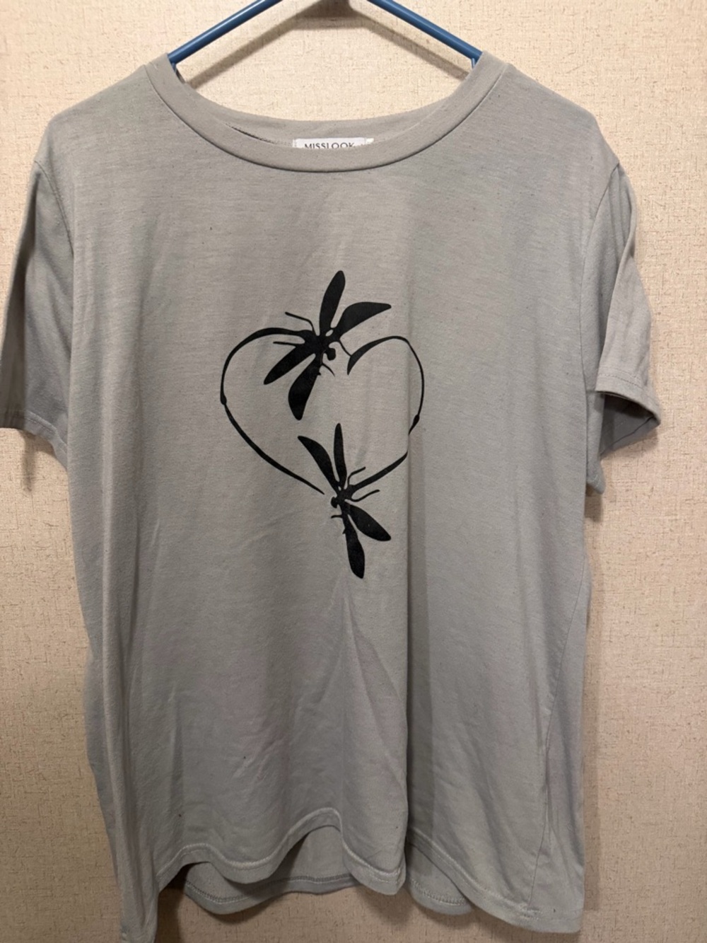 MISSLOOK Light Gray Short Sleeve Tee with Black Heart Dragonfly Print